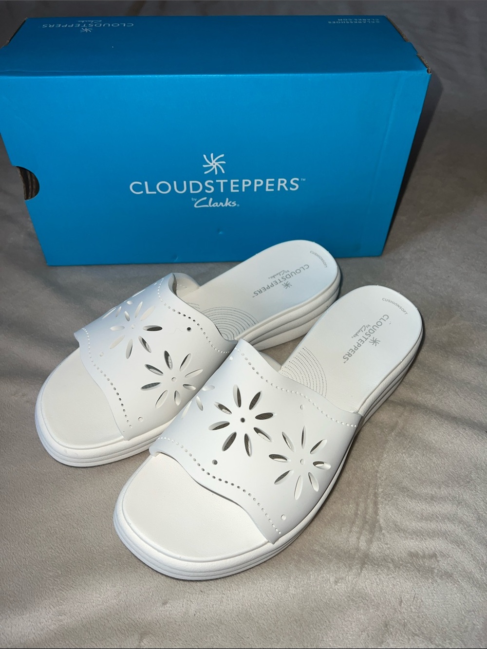 Clarks Cloudsteppers Drift Floral Cutout Slide